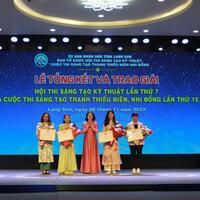 Đồng chí Nguyễn Thị Hà - Giám đốc Sở KHCN tặng Giấy khen cho các cá nhân có thành tích trong công tác tổ chức Hội thi