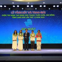 Đồng chí Đinh Hữu Học - Tỉnh ủy viên, Phó Chủ tịch HĐND tỉnh trao giải thưởng cho các tác giả đoạt giải Nhất tại Cuộc thi Sáng tạo dành cho thanh thiếu niên, nhi đồng tỉnh Lạng Sơn lần thứ 15 năm 2023