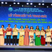 Đồng chí Nguyễn Thị Hà - Giám đốc Sở KHCN tặng Giấy khen cho các tổ chức, cá nhân có thành tích xuất sắc trong tổ chức, tuyên truyền về cuộc thi
