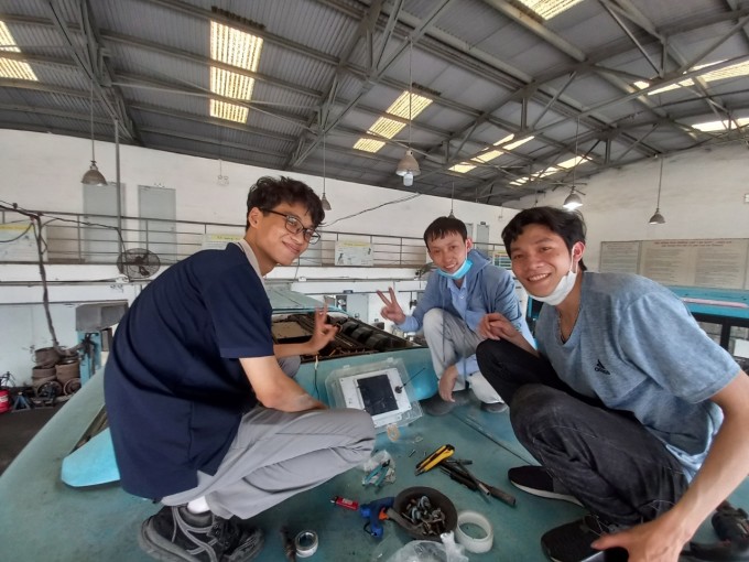 Description: Sinh viên Đại học Bách khoa lắp đặt thiết bị Fi-Mi trên nóc xe bus dưới sự hướng dẫn của PGS. TS Đỗ Phan Thuận (giữa), là thành viên nhóm 6 nhà khoa học của dự án. Ảnh: NVCC